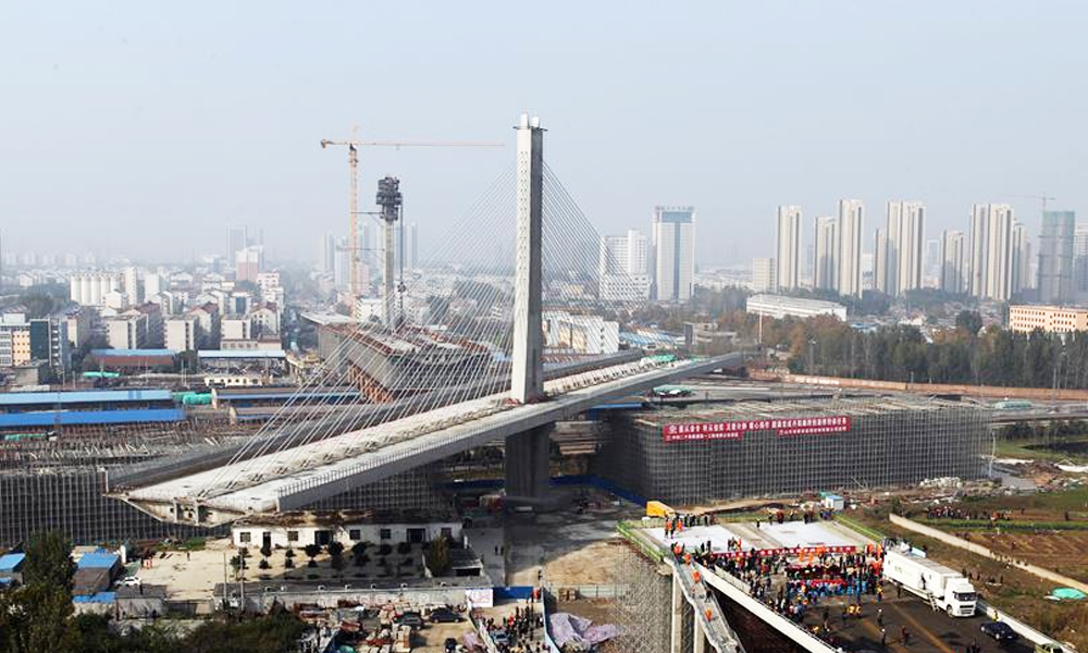 世界最重斜拉转体桥成功转体 重2.48万吨